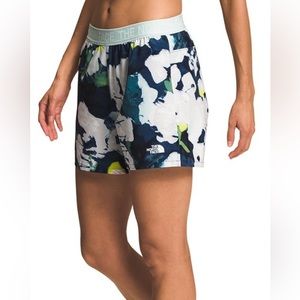The North Face wander short Summit Navy Abstract Floral Print size M perfect NWT